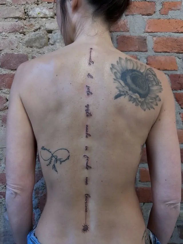Tatuaggio lettering verticale sulla schiena realizzato da Anny