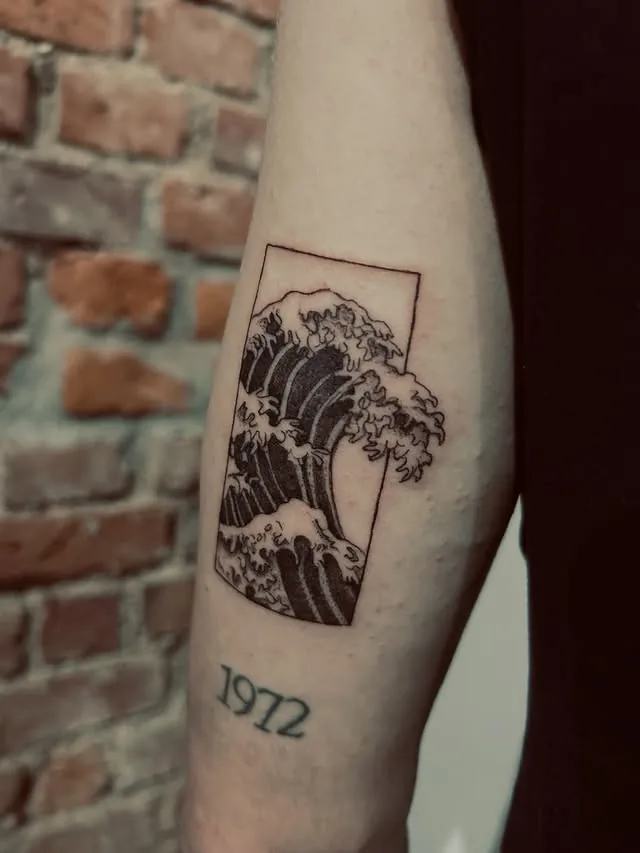 Tatuaggio onda giapponese in cornice realizzato da Anny