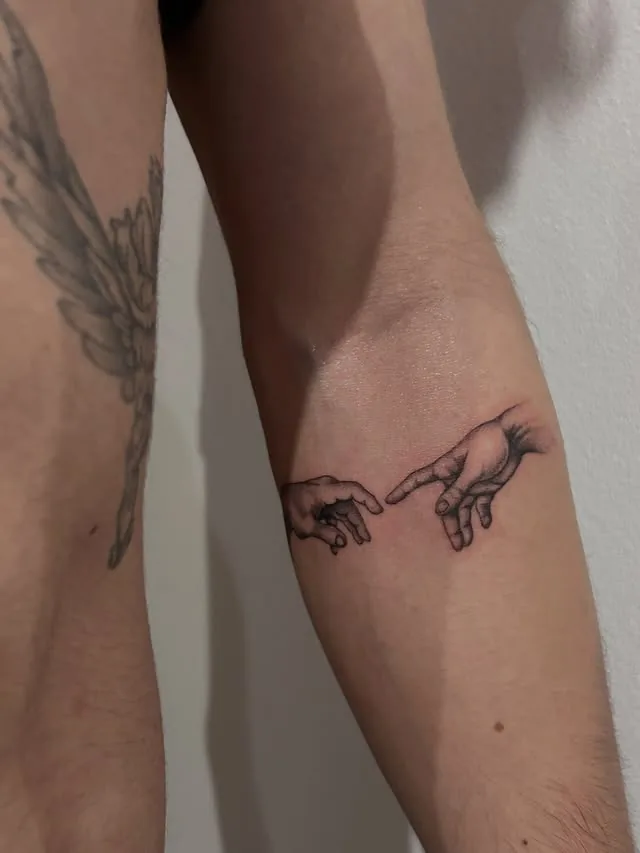 Tatuaggio mani michelangiolesche realizzato da Anny