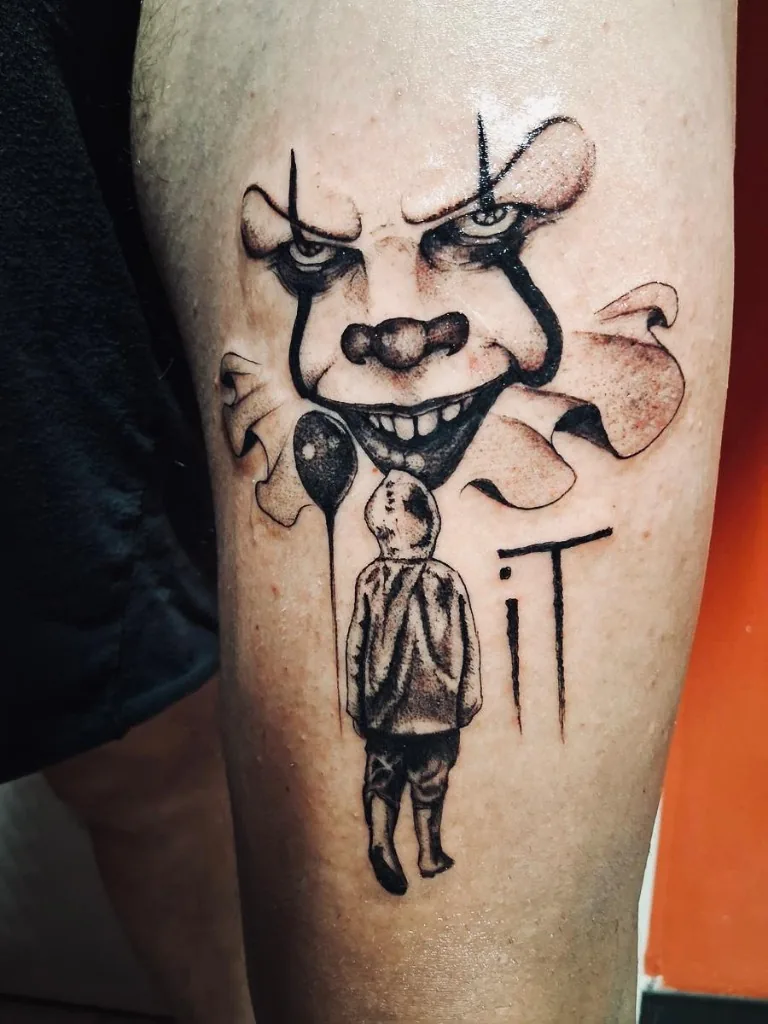 Tatuaggio ritratto illustrativo di Pennywise da IT sulla gamba