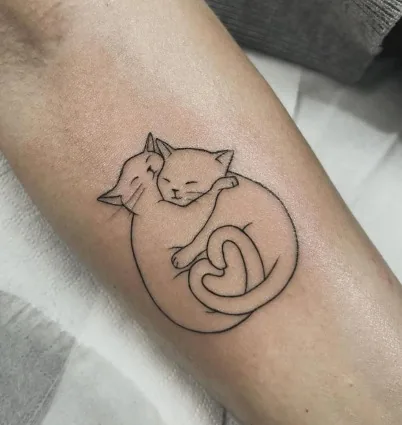 Tatuaggio minimalista fine line di due gatti abbracciati che formano un cuore realizzato da Anny