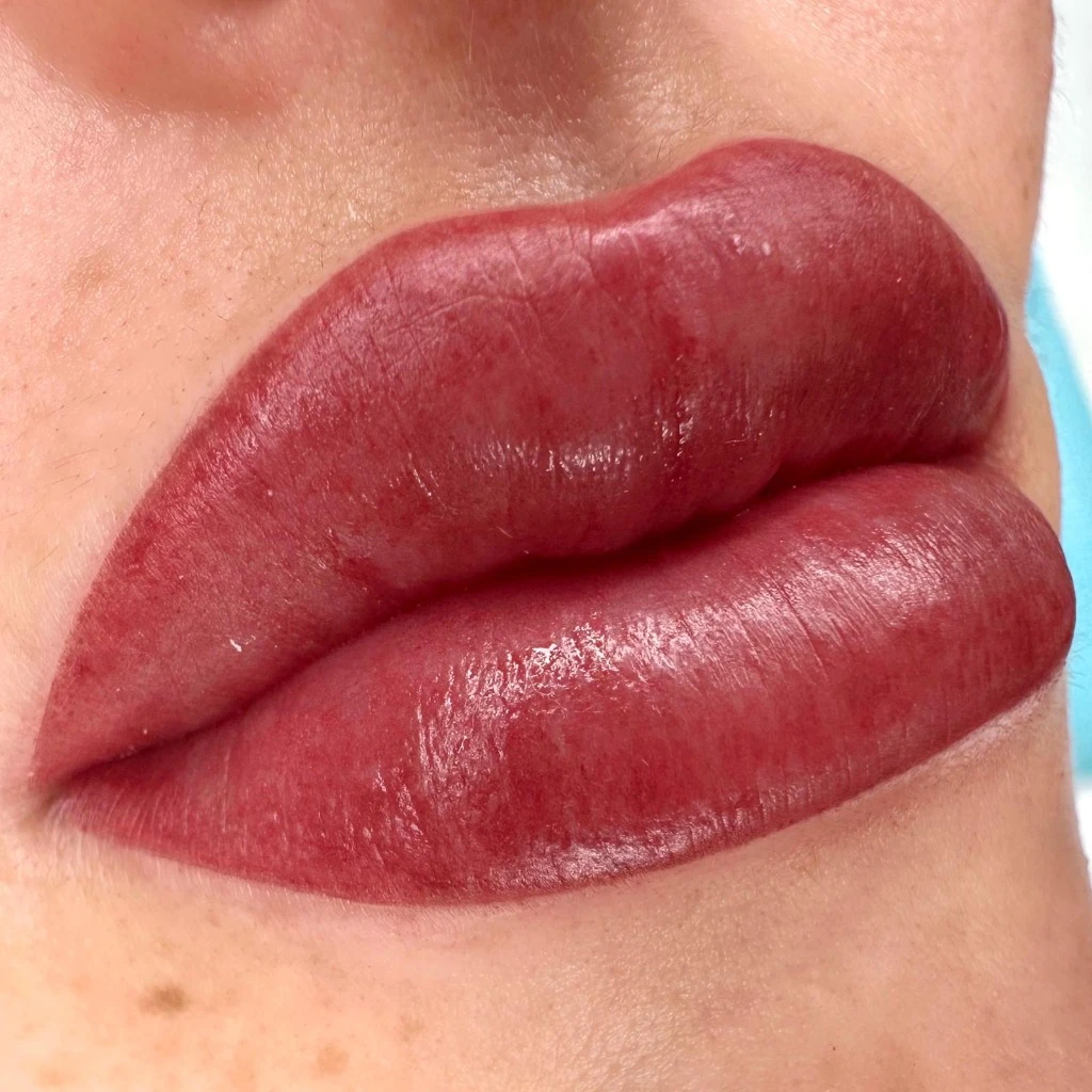 Trattamento di permanent make-up labbra con effetto sfumato e naturale