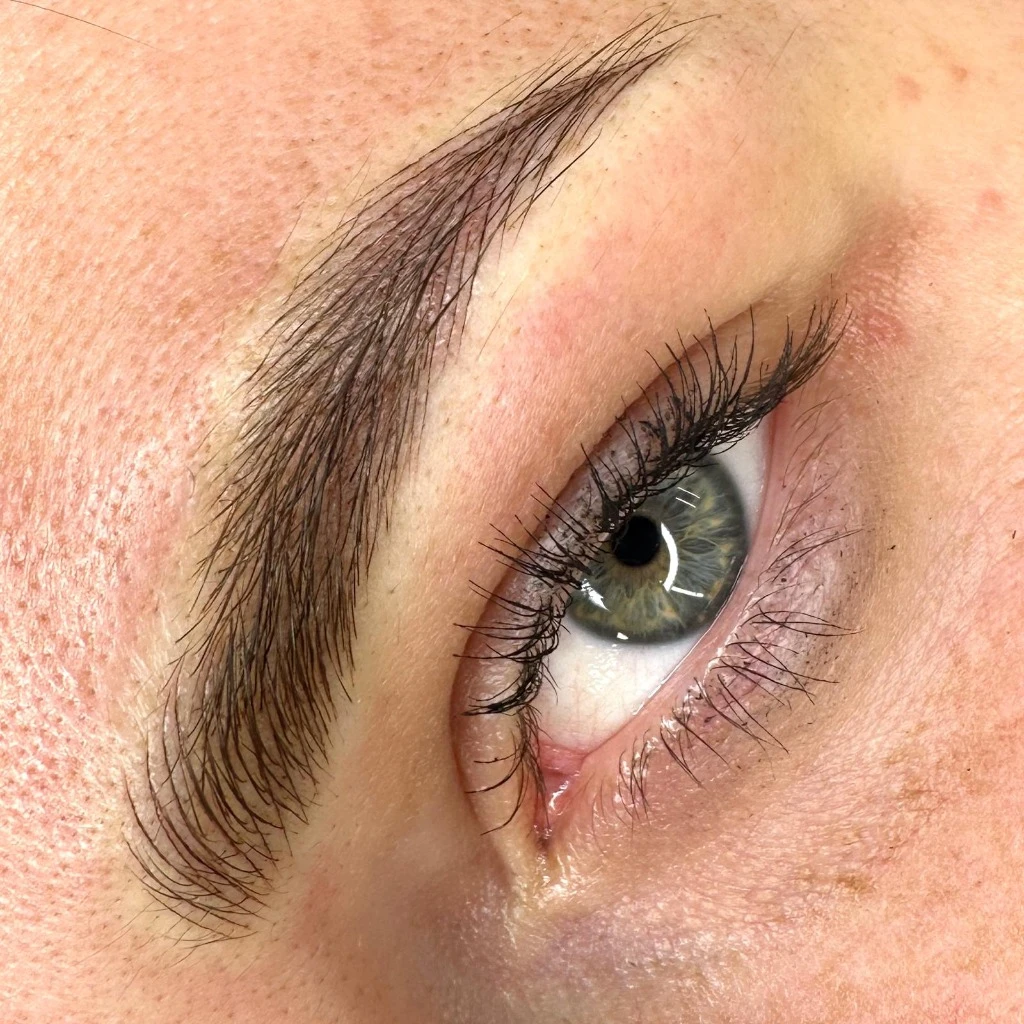 Microblading alle sopracciglia con definizione pelo a pelo per un risultato naturale