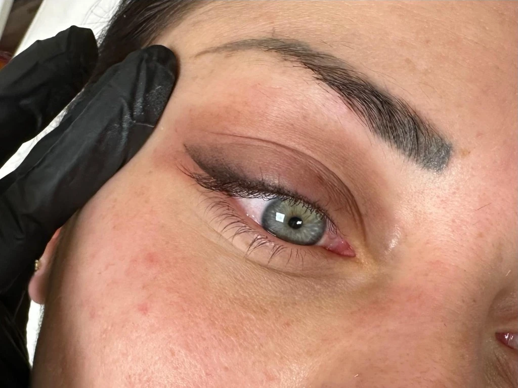 Dettaglio di eyeliner sfumato realizzato con permanent make-up per valorizzare lo sguardo