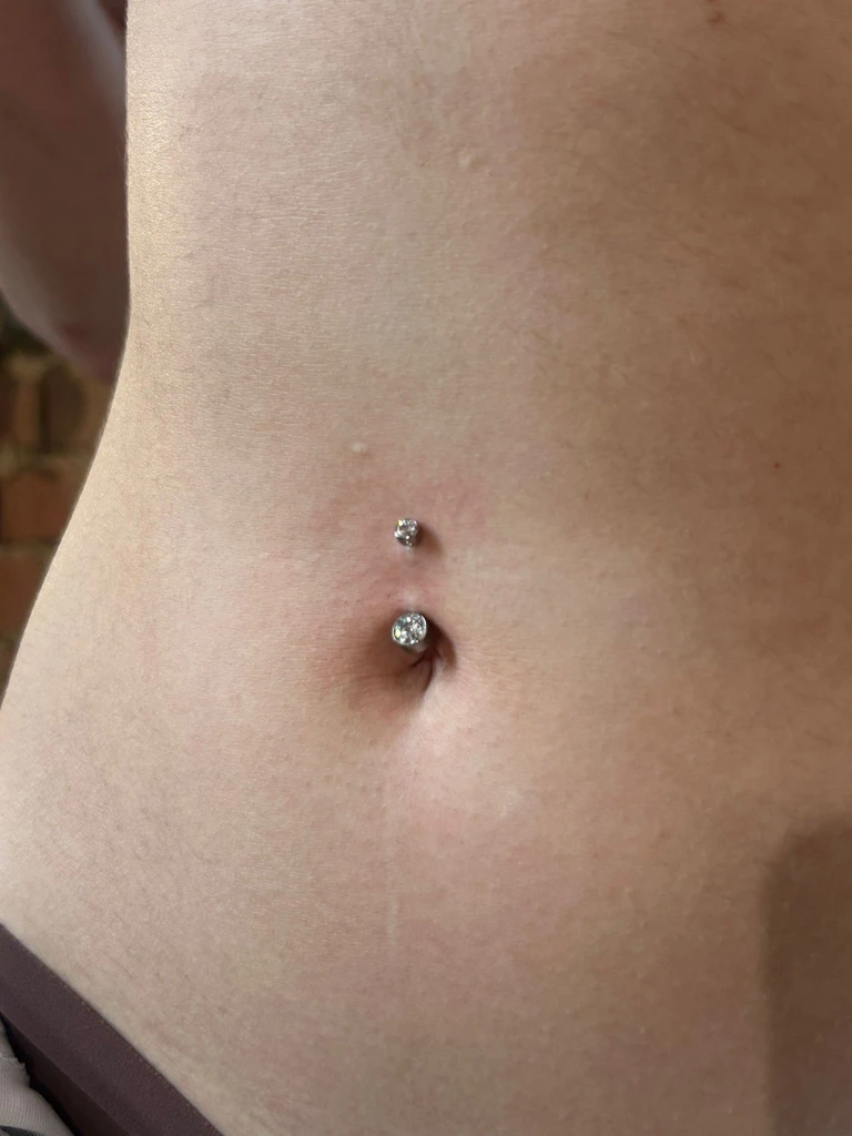 Piercing all'ombelico curato nei dettagli con gioiello con brillantini