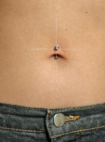 Mappatura e centratura millimetrica per piercing all'ombelico