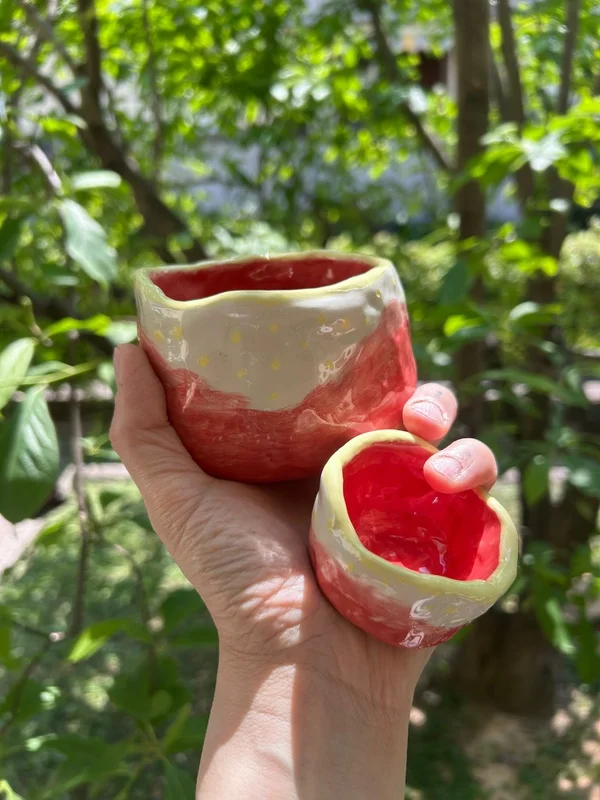 Set di due ciotole in ceramica artigianale smaltate di rosso all'interno e crema/giallo all'esterno