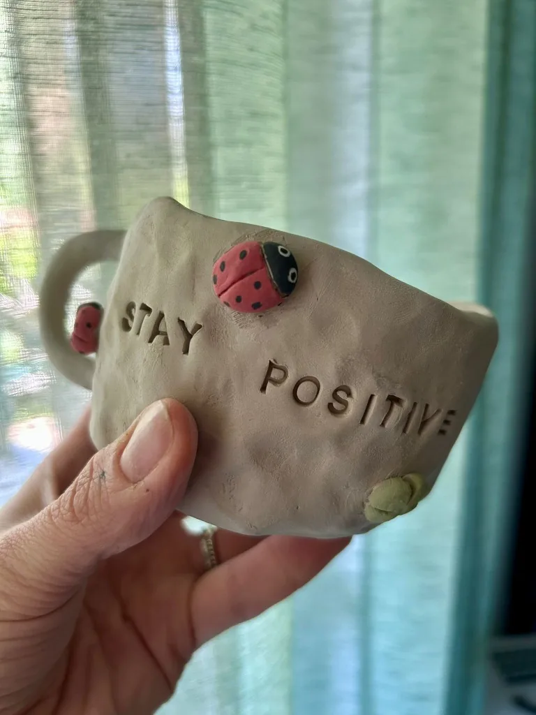 Tazza rustica con coccinelle applicate a rilievo e incisione Stay Positive