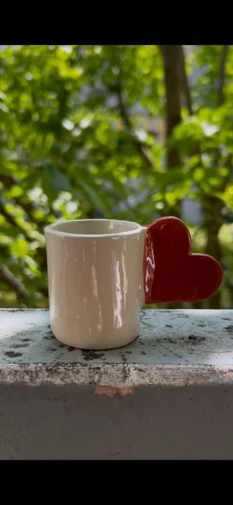 Tazzina da caffè bianca con manico rosso a forma di cuore