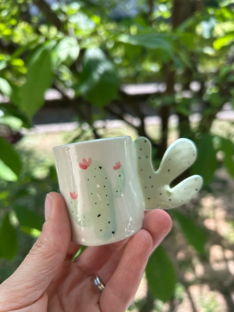 Tazzina da caffè bianca con manico a forma di cactus e cactus dipinti