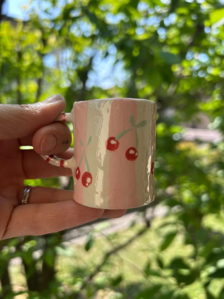 Tazzina da caffè a righe rosa con ciliegie dipinte