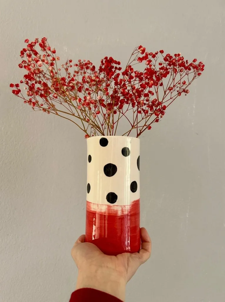 Vaso cilindrico in ceramica con pois neri e base dipinta di rosso vivo