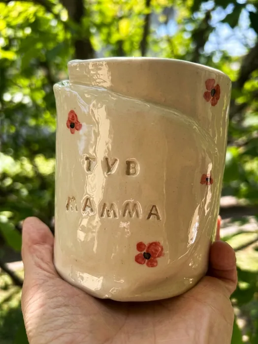 Vaso artigianale in ceramica modellato a lastra con inciso TVB MAMMA e fiorellini rossi dipinti a mano